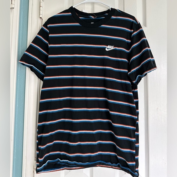 Nike Sportswear Club Black Stripe Embroidered Logo Size Medium Mens T-Shirt - Picture 1 of 5